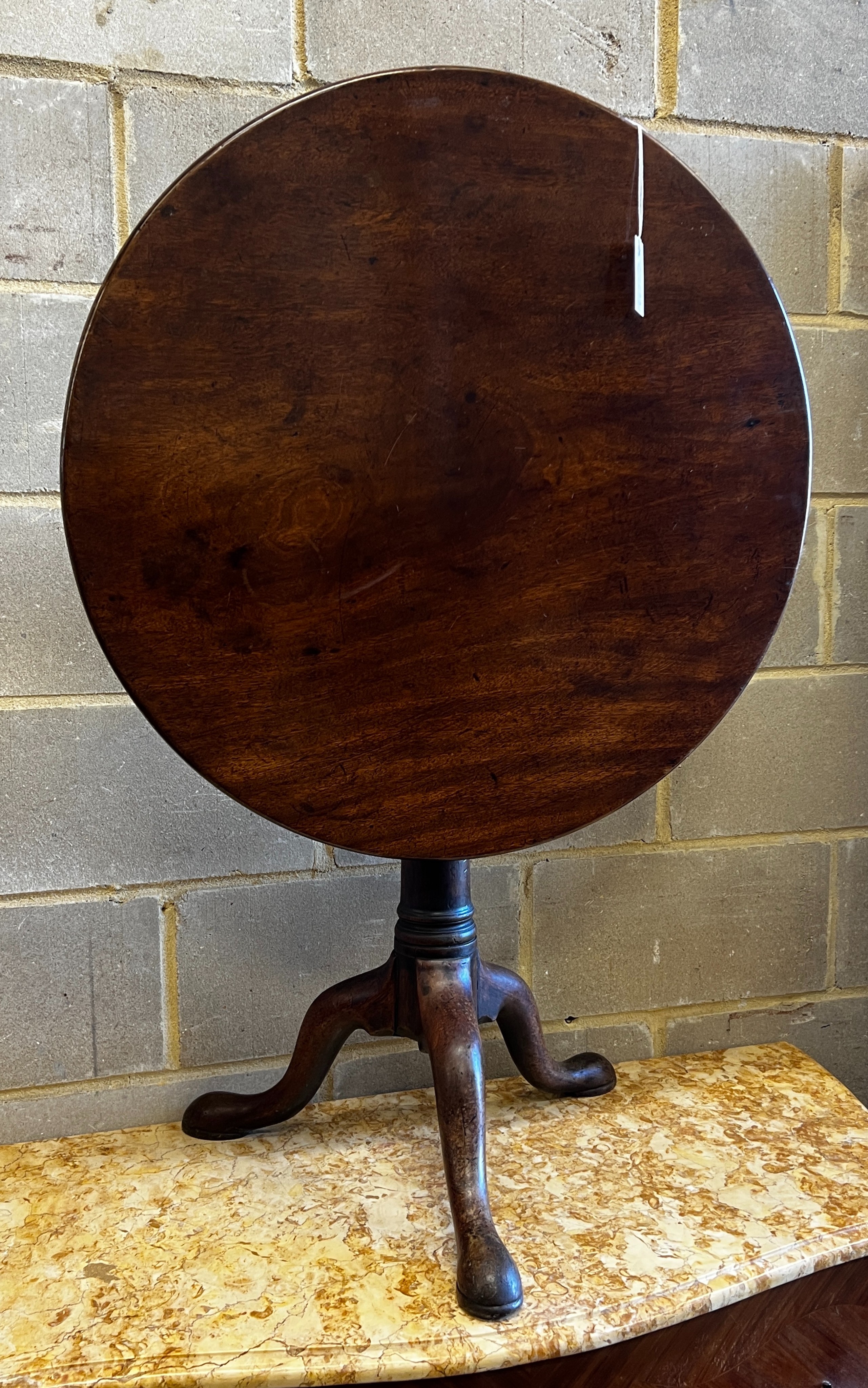 A George III circular mahogany tilt top tea table, diameter 77cm, height 71cm